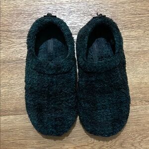 SKIMS Cozy Green/Blk Fuzzy Slippers